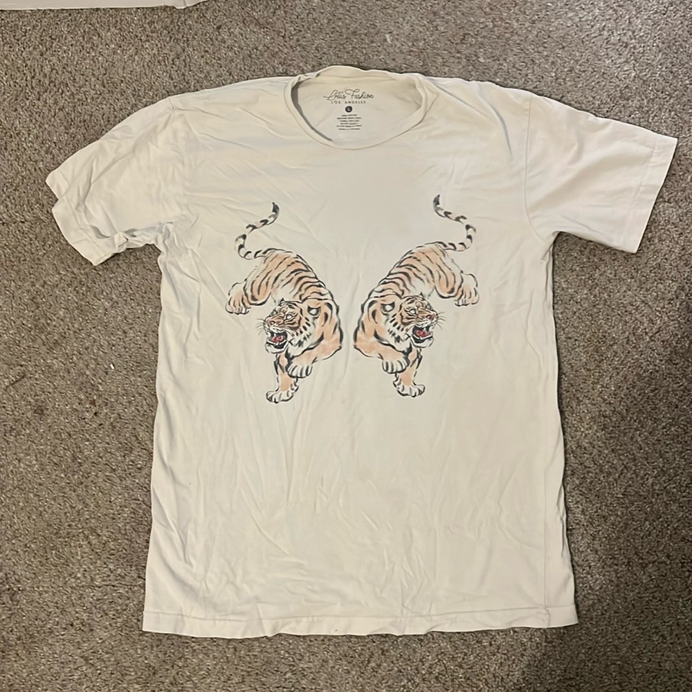 Fashionable tee shirt